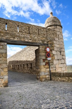 Morella, Castellon, İspanya - 18 Nisan 2025: İspanya 'nın Castellon ilindeki Morella kasabasının duvarlarında bulunan Portal de L' Estudi 'nin ortaçağ kapısı