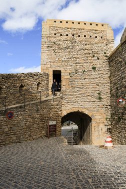 Morella, Castellon, İspanya - 18 Nisan 2025: İspanya 'nın Castellon ilindeki Morella kasabasının duvarlarında bulunan Portal del Rey Jaume I' in ortaçağ kapısı