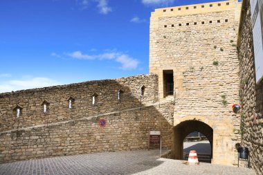 Morella, Castellon, İspanya - 18 Nisan 2025: İspanya 'nın Castellon ilindeki Morella kasabasının duvarlarında bulunan Portal del Rey Jaume I' in ortaçağ kapısı