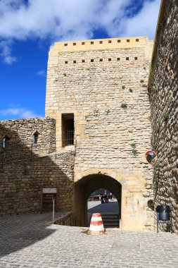 Morella, Castellon, İspanya - 18 Nisan 2025: İspanya 'nın Castellon ilindeki Morella kasabasının duvarlarında bulunan Portal del Rey Jaume I' in ortaçağ kapısı