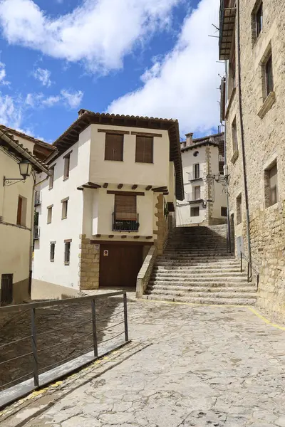 Morella, Castellon, İspanya... 18 Nisan 2025: Morella şehrinde tarihi eski evleri olan dar sokaklar, tepenin üstünde yer alan duvarlarla çevrili bir şehir.