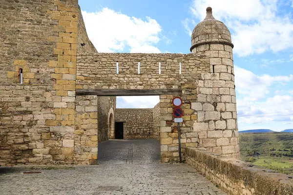 Morella, Castellon, İspanya - 18 Nisan 2025: İspanya 'nın Castellon ilindeki Morella kasabasının duvarlarında bulunan Portal de L' Estudi 'nin ortaçağ kapısı