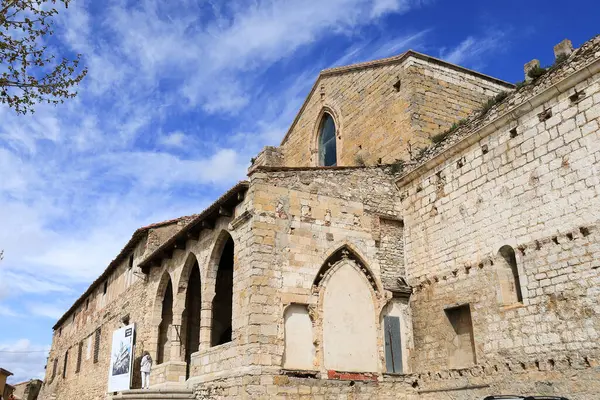 Morella, Castellon, İspanya - 18 Nisan 2025: Morella kasabası, Castellon, İspanya 'daki San Francisco Manastırı' nın mimari detayları