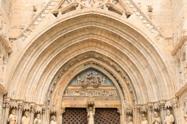 Morella kasabası Castellon, İspanya 'daki Santa Maria Belediye Başkanı Başrahip Kilisesi' nin Havarilerinin mimari detayları.