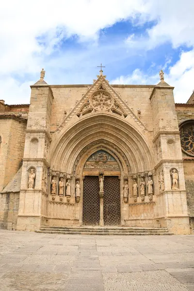 Morella kasabası Castellon, İspanya 'daki Santa Maria Belediye Başkanı Başrahip Kilisesi' nin Havarilerinin mimari detayları.