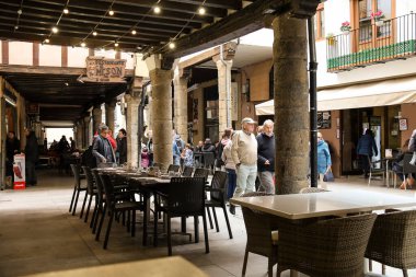 Morella, Castellon, İspanya... 18 Nisan 2025: Blasco de Alagon caddesindeki restoranlar ve bar terasları, Morella şehrindeki tarihi eski evler, tepenin üstünde yer alan şehir.