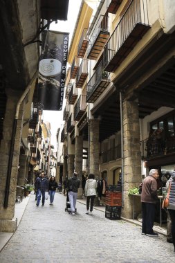 Morella, Castellon, İspanya... 18 Nisan 2025: Blasco de Alagon sokağı, Morella şehrindeki tarihi eski evler, tepenin üzerindeki duvarlarla çevrili şehir.