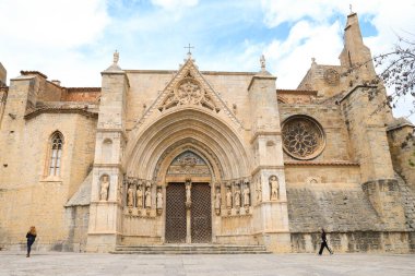 Morella, Castellon, İspanya - 18 Nisan 2025: Morella kasabasındaki Santa Maria La Mayor kilisesinin mimari detayları