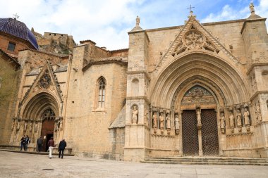 Morella, Castellon, İspanya - 18 Nisan 2025: Morella kasabasındaki Santa Maria La Mayor kilisesinin mimari detayları