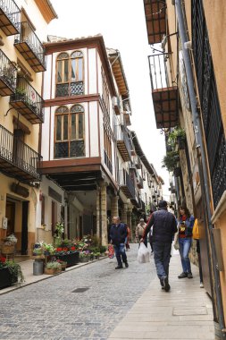 Morella, Castellon, İspanya... 18 Nisan 2025: Blasco de Alagon sokağı, Morella şehrindeki tarihi eski evler, tepenin üzerindeki duvarlarla çevrili şehir.