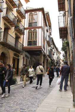 Morella, Castellon, İspanya... 18 Nisan 2025: Blasco de Alagon sokağı, Morella şehrindeki tarihi eski evler, tepenin üzerindeki duvarlarla çevrili şehir.