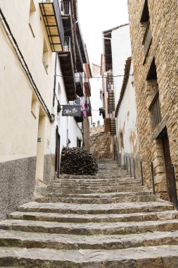 Morella, Castellon, İspanya... 18 Nisan 2025: Morella şehrinde tarihi eski evleri olan dar sokaklar, tepenin üstünde yer alan duvarlarla çevrili bir şehir.