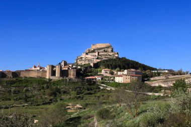 İspanya 'nın Castellon kentindeki bir tepenin üzerinde yer alan kalesi olan Morella' nın panoramik manzarası.