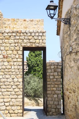 Eski Denia, Alicante, İspanya 'nın taştan duvarında modern kapısı olan geçit.