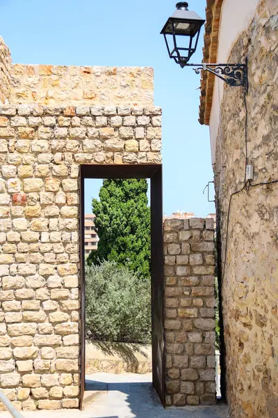 Eski Denia, Alicante, İspanya 'nın taştan duvarında modern kapısı olan geçit.