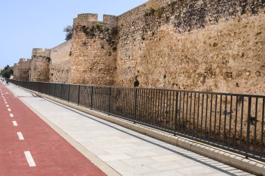 Denia Kalesi 'ni çevreleyen duvarlar bisiklet yolunun yanında.