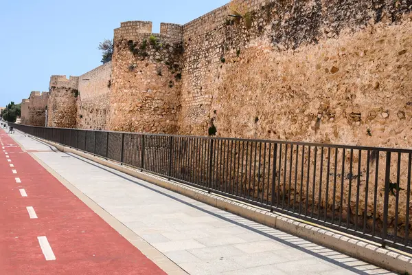 Denia Kalesi 'ni çevreleyen duvarlar bisiklet yolunun yanında.