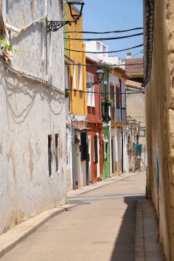Eski Denia kasabasındaki Les Roques mahallesinde güzel evleri olan dar bir sokak.
