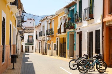 Denia, Alicante, İspanya - 18 Mayıs 2025: Eski Denia kasabasında Les Roques mahallesinde güzel evleri olan Dar Sokak