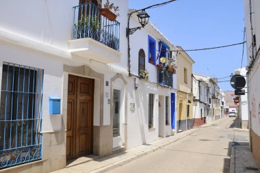 Denia, Alicante, İspanya - 18 Mayıs 2025: Eski Denia kasabasında Les Roques mahallesinde güzel evleri olan Dar Sokak