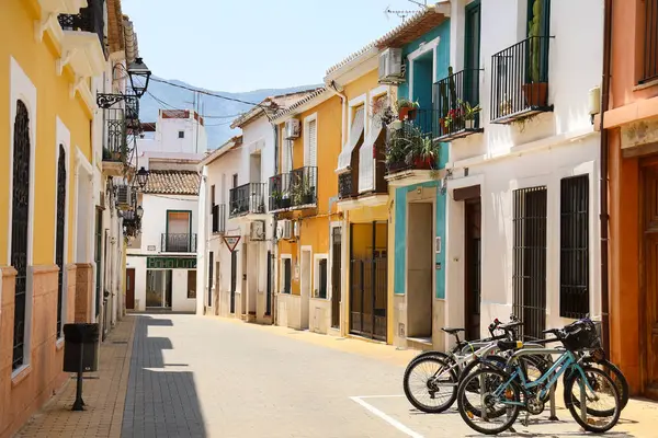 Denia, Alicante, İspanya - 18 Mayıs 2025: Eski Denia kasabasında Les Roques mahallesinde güzel evleri olan Dar Sokak