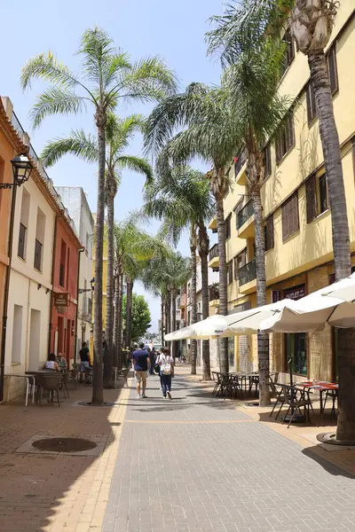 Denia, Alicante, İspanya - 18 Mayıs 2025: Denia şehrinin merkezinde bar terasları ve restoranları olan yaya sokağı