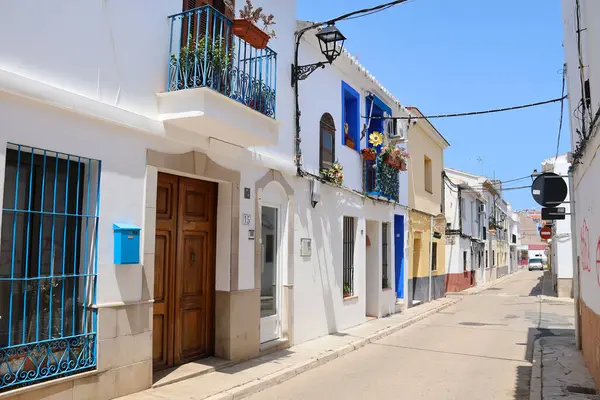 Denia, Alicante, İspanya - 18 Mayıs 2025: Eski Denia kasabasında Les Roques mahallesinde güzel evleri olan Dar Sokak