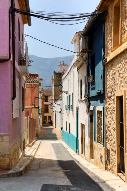 Denia, Alicante, İspanya - 18 Mayıs 2025: Eski Denia kasabasında Les Roques mahallesinde güzel evleri olan Dar Sokak