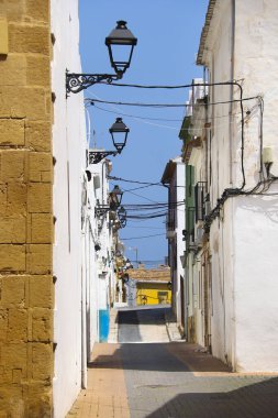 Denia, Alicante, İspanya - 18 Mayıs 2025: Eski Denia kasabasında Les Roques mahallesinde güzel evleri olan Dar Sokak