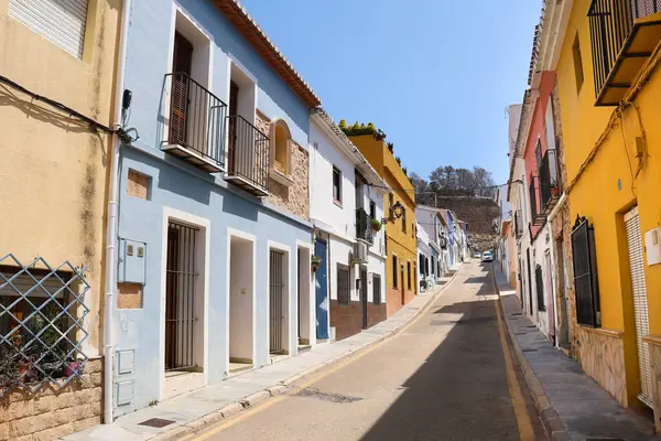 Denia, Alicante, İspanya - 18 Mayıs 2025: Eski Denia kasabasında Les Roques mahallesinde güzel evleri olan Dar Sokak