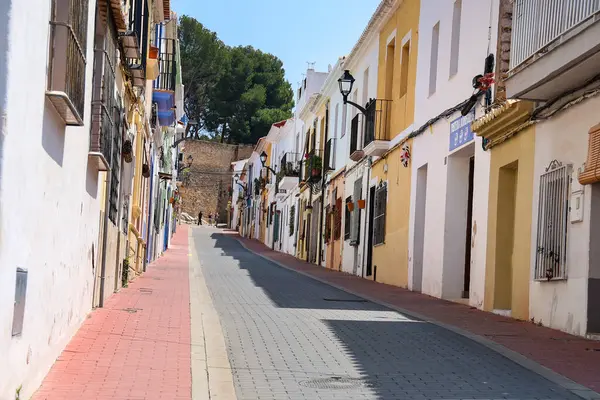 Denia, Alicante, İspanya - 18 Mayıs 2025: Eski Denia kasabasında Les Roques mahallesinde güzel evleri olan Dar Sokak