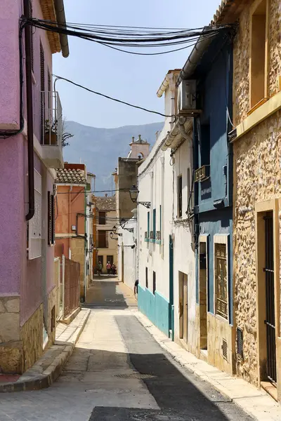 Denia, Alicante, İspanya - 18 Mayıs 2025: Eski Denia kasabasında Les Roques mahallesinde güzel evleri olan Dar Sokak