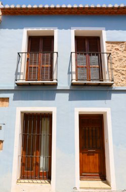 İspanya 'nın eski Denia kentindeki tarihi evlerin renkli cepheleri