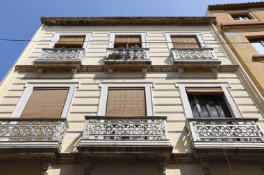 İspanya 'nın eski Denia kentindeki tarihi evlerin renkli cepheleri