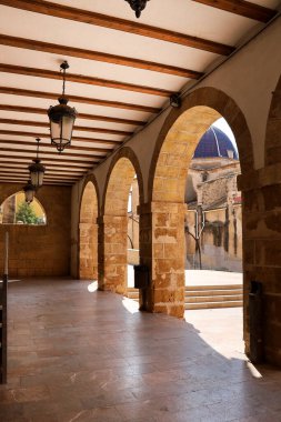 The Town Hall of Denia City 'nin atari salonu ve arka planda The Assumption Kilisesi' nin leydisi.