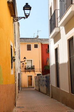 Denia, Alicante, İspanya - 18 Mayıs 2025: Eski İspanya 'nın Denia şehrinde güzel evleri olan Dar Sokak