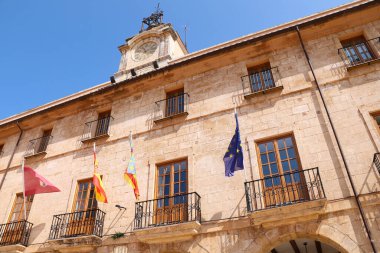 Denia, Alicante, İspanya - 18 Mayıs 2025: Denia şehrinin tarihi belediye binası Varsayım Kilisesinin yanındaki