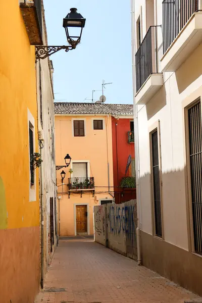 Denia, Alicante, İspanya - 18 Mayıs 2025: Eski İspanya 'nın Denia şehrinde güzel evleri olan Dar Sokak