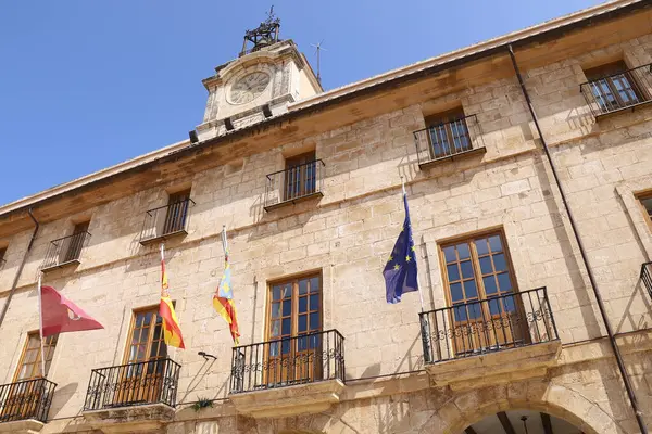 Denia, Alicante, İspanya - 18 Mayıs 2025: Denia şehrinin tarihi belediye binası Varsayım Kilisesinin yanındaki