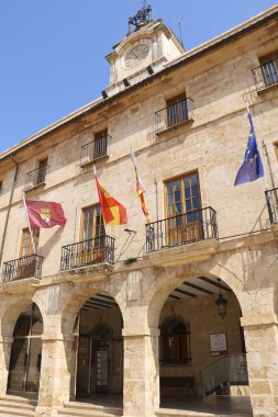 Denia, Alicante, İspanya - 18 Mayıs 2025: Denia şehrinin tarihi belediye binası Varsayım Kilisesinin yanındaki