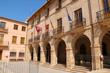 Denia, Alicante, İspanya - 18 Mayıs 2025: Denia şehrinin tarihi belediye binası Varsayım Kilisesinin yanındaki