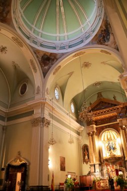 Denia, Alicante, İspanya - 18 Mayıs 2025: Denia City 'deki Varsayım Kilisesi' nin Sunağı