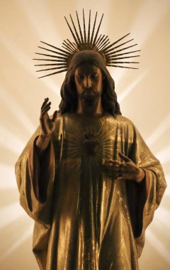 Denia, Alicante, İspanya - 18 Mayıs 2025: Denia City 'deki Varsayım Kilisesi' nin sunağında İsa