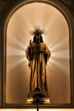 Denia, Alicante, İspanya - 18 Mayıs 2025: Denia City 'deki Varsayım Kilisesi' nin sunağında İsa