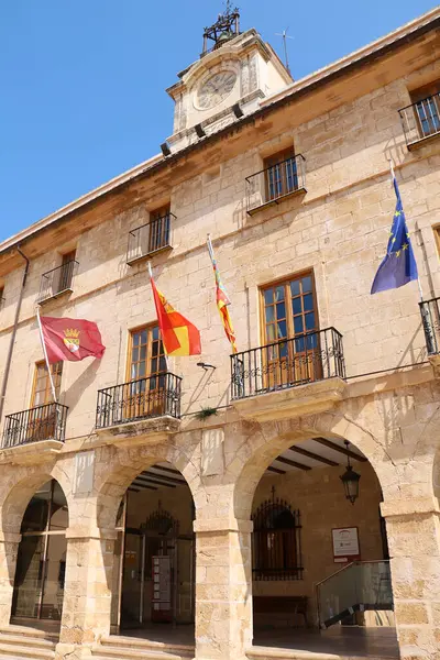 Denia, Alicante, İspanya - 18 Mayıs 2025: Denia şehrinin tarihi belediye binası Varsayım Kilisesinin yanındaki
