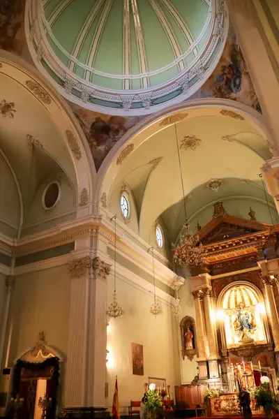 Denia, Alicante, İspanya - 18 Mayıs 2025: Denia City 'deki Varsayım Kilisesi' nin Sunağı