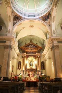 Denia, Alicante, İspanya - 18 Mayıs 2025: Denia City 'deki Varsayım Kilisesi' nin İçişleri Bakanlığı