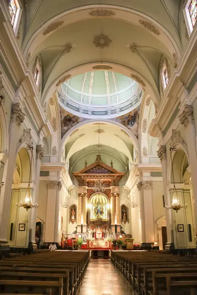 Denia, Alicante, İspanya - 18 Mayıs 2025: Denia City 'deki Varsayım Kilisesi' nin İçişleri Bakanlığı