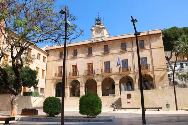 Denia, Alicante, İspanya - 17 Mayıs 2025: Denia şehir merkezindeki Plaza del Consell meydanında insanlar güzel havanın tadını çıkarıyorlar