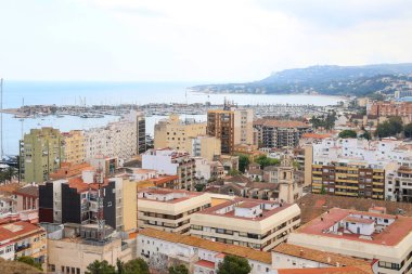 Denia, Alicante, İspanya - 18 Mayıs 2025 Denia şehrinin panoramik manzarası ve kalenin limanı